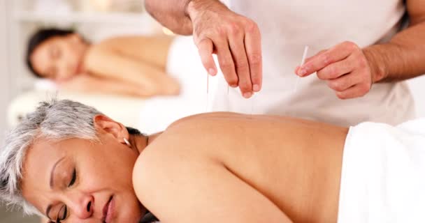 Massage Spa Och Akupunktur Med Mogen Kvinna Liggande Säng För — Stockvideo