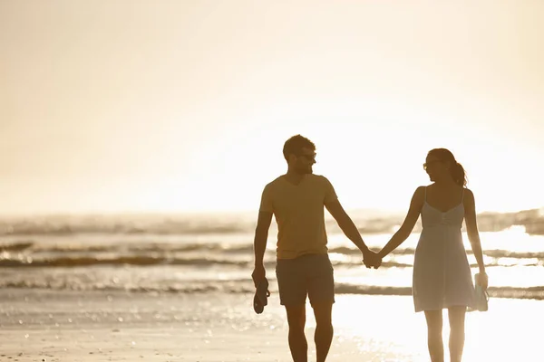 Romantik Anlar Mutlu Bir Çift Güneşin Doğuşunda Sahilde Yürümekten Zevk — Stok fotoğraf