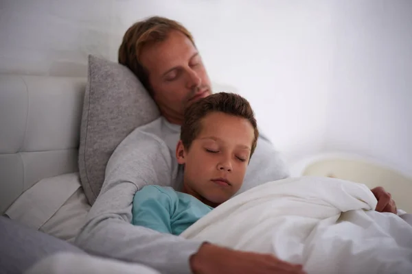 Durmiendo Con Hijo Padre Hijo Durmiendo Misma Cama —  Fotos de Stock
