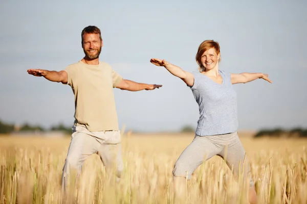 Yoga Ist Teil Ihres Lebensstils Ein Reifes Paar Der Kriegerposition — Stockfoto