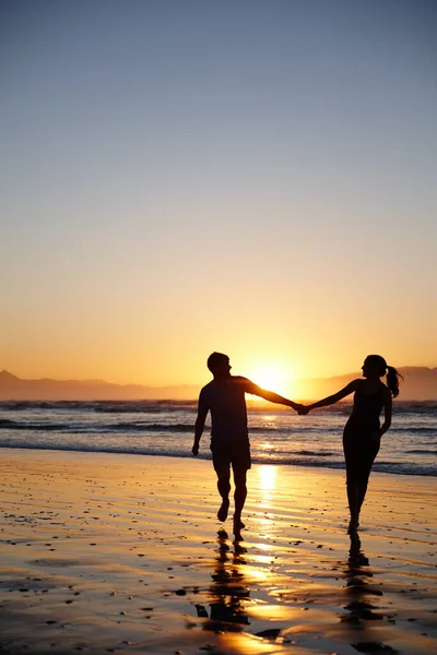 我们爱我们在一起的安静时光 一对夫妇在日出时分手牵手散步的轮廓 — 图库照片