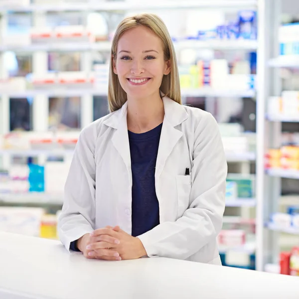 You Friendly Neighborhood Pharmacist Portrait Attractive Pharmacist Standing Prescription Counter — Stock Photo, Image