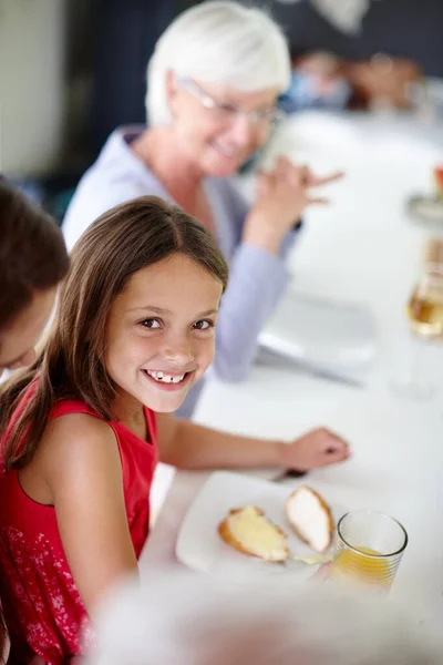 Disfrutando Deliciosa Comida Con Familia Una Niña Almorzando Con Familia —  Fotos de Stock
