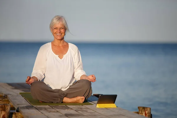 Går Online För Att Hitta Bra Yogaträning Mogen Kvinna Som — Stockfoto