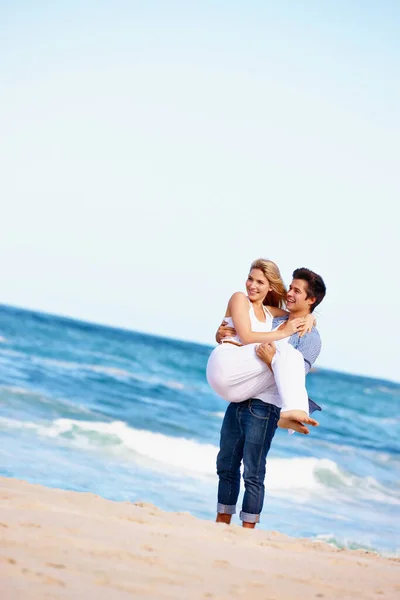 他们的爱情诞生在海滩上 一对快乐的年轻夫妇在海滩上共度浪漫的一天 — 图库照片