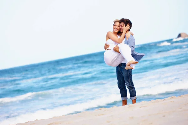 每天在一起的时候都是一个假期 一对快乐的年轻夫妇在海滩上共度浪漫的一天 — 图库照片