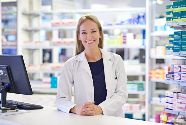 Como Posso Ajudá Retrato Farmacêutico Atraente Balcão Prescrição — Fotografia de Stock
