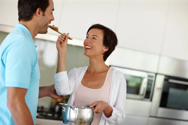 Tadına Bak Mutfakta Hazırladığı Yemekleri Kocasına Tattıran Bir Kadın — Stok fotoğraf