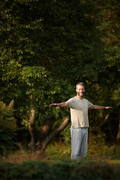 Yoga Ist Eine Lebensweise Porträt Eines Hübschen Reifen Mannes Der — Stockfoto