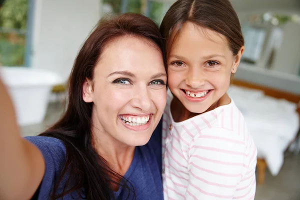 Дві Прекрасні Посмішки Мати Дочка Беруть Селфі Вдома — стокове фото