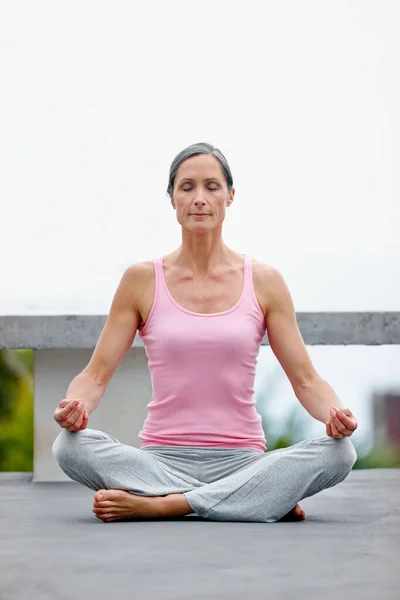 Jag Hinner Meditera Attraktiv Mogen Kvinna Som Utövar Yoga Lotusposition — Stockfoto
