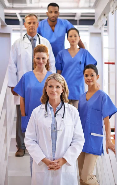 Vaše Zdraví Jejich Prioritou Portrét Rozmanitého Týmu Lékařů Stojících Schodišti — Stock fotografie