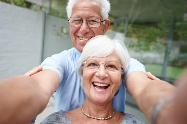 Miłość Sprawia Dusza Wypełza Kryjówki Para Seniorów Pozująca Selfie — Zdjęcie stockowe