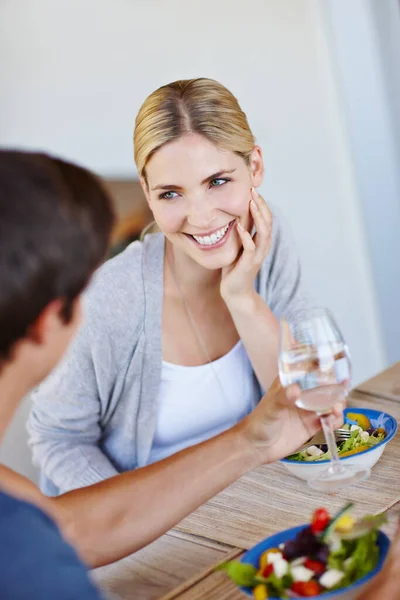 新鮮な愛を保つ 幸せな若いカップルが一緒に健康的なサラダを楽しんでいます — ストック写真