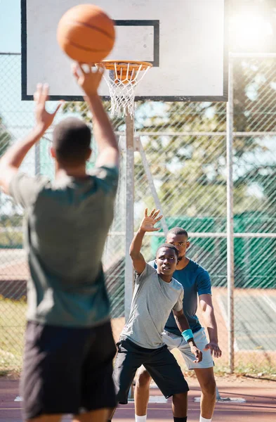 Sport Kosárlabda Férfiak Játszanak Parkban Készen Arra Hogy Gólt Szerezzen — Stock Fotó
