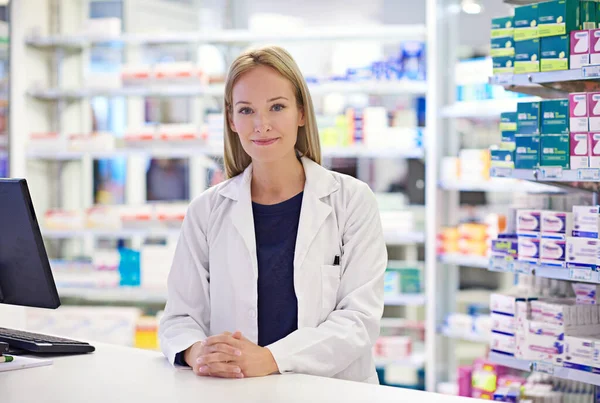 What Seems Trouble Portrait Attractive Pharmacist Standing Prescription Counter — Stock Photo, Image