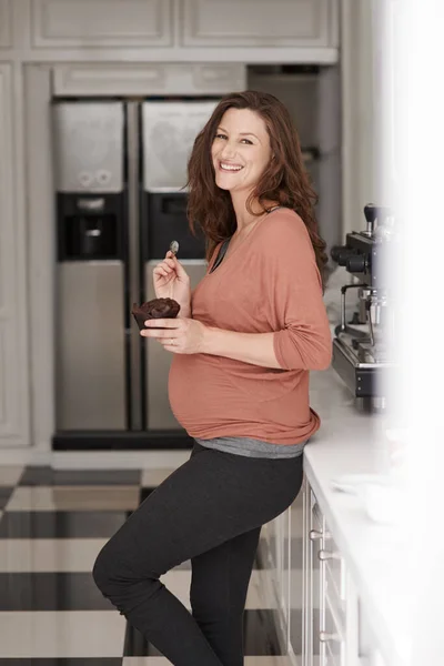 Puedes Sacudir Estos Antojos Embarazo Una Joven Embarazada Comiendo Una — Foto de Stock