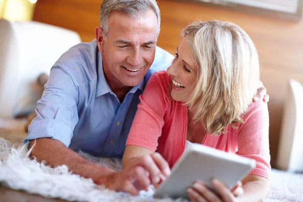 Bonding Modern Technology Loving Husband Wife Using Digital Tablet Together — Stock Photo, Image