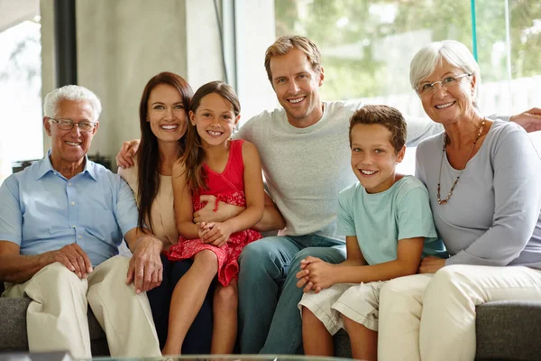 家は心のある所です 愛情に満ちた多世代の家族が家に座っている姿 — ストック写真