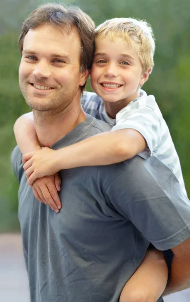 Liebe Einem Sohn Ein Glücklicher Vater Gibt Seinem Sohn Huckepack — Stockfoto