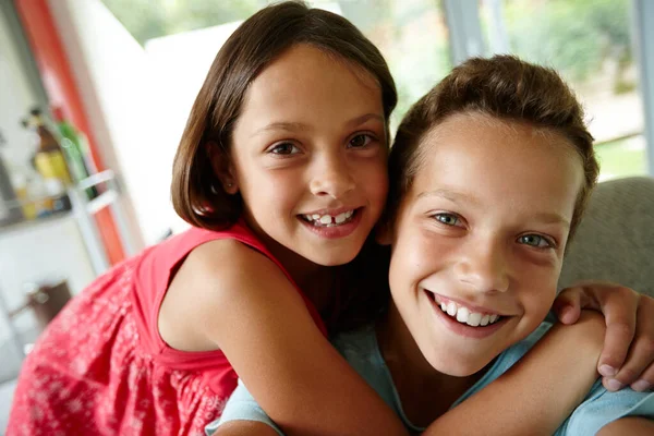 Sie Liebt Ihren Bruder Sehr Porträt Eines Liebevollen Geschwisterpaares Hause — Stockfoto