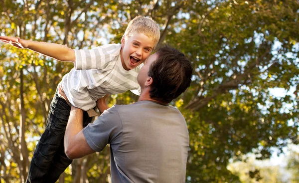 Flugzeugfahrten Junger Vater Spielt Mit Seinem Sohn Und Hebt Ihn — Stockfoto