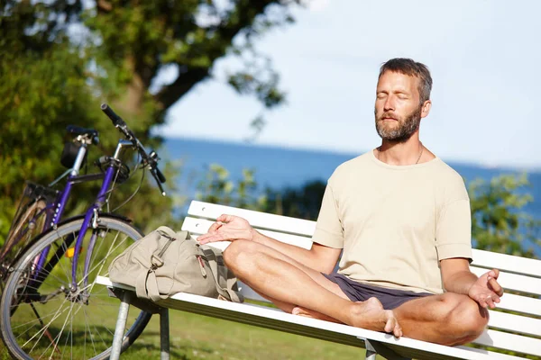 Meditasyon Yerine Bisikletle Gitti Parkta Meditasyon Yapan Olgun Bir Adam — Stok fotoğraf
