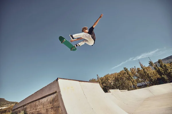 Sport Skateboarden Schaatsen Lucht Het Park Doen Trucs Schaatsen Plezier — Stockfoto