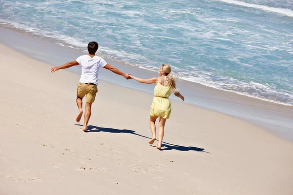 Feel Kid Again Happy Young Couple Enjoying Romantic Walk Beach — Stock Photo, Image