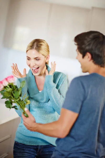 Deja Que Tus Flores Hablen Joven Cariñoso Dando Hermosa Esposa — Foto de Stock