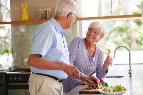 Makan Minum Dan Bersenang Senanglah Pasangan Senior Menyiapkan Makanan Dapur — Stok Foto