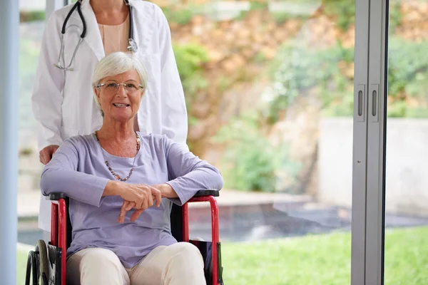 我有我需要的一切帮助 坐在轮椅上的老年妇女 她的医生站在她身后 — 图库照片