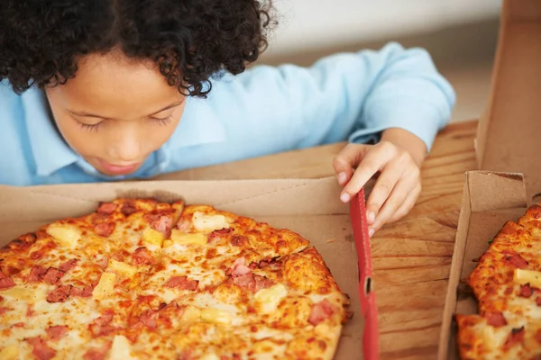 Гавайська Піца Найкраща Милий Хлопчик Дивиться Піцу Перед Собою — стокове фото