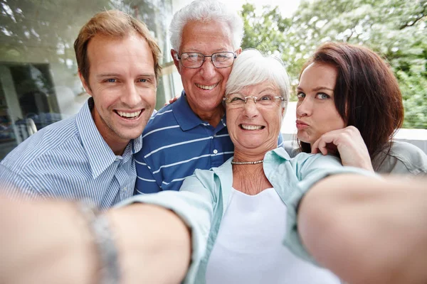 Rodina Jako Rodina Čtyři Dospělí Užívající Selfie — Stock fotografie