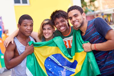 Halklarıyla gurur duyuyorlardı. Brezilya bayrağını tutan bir grup gencin portresi
