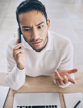 Kapanış, adam ve mali, muhasebe ya da finans şirketinde karışık bir telefon görüşmesi. Şirket, küçük işletme ve müşteri hizmetlerinde iş adamı ve akıllı telefon sohbeti.