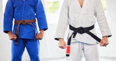 Karate, dojo ve antrenman, spor, dövüş, turnuva ya da şampiyonluk için üniformalı adamlar. Dövüş sanatları, dövüş sporları ve spor salonunda antreman yapmak için takım elbiseli sporcular.