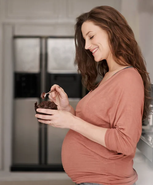 Zich Overgeven Aan Haar Zwangerschapsverlangens Een Jonge Zwangere Vrouw Eet — Stockfoto
