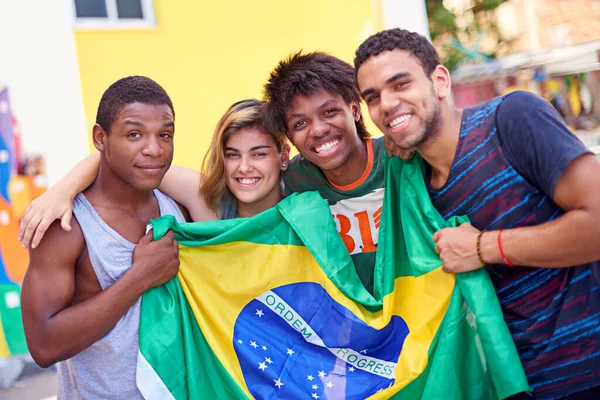 Orgullosos Nación Retrato Grupo Adolescentes Sosteniendo Bandera Brasileña — Foto de Stock