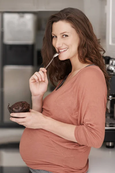 Know Shouldnt Young Pregnant Woman Eating Cupcake Kitchen — Stock Photo, Image
