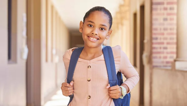 Ευτυχισμένος Κορίτσι Του Σχολείου Και Πορτρέτο Χαμόγελο Σακίδιο Για Μάθηση — Φωτογραφία Αρχείου