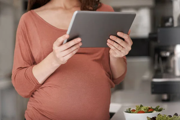 Szukam Sieci Przekąsek Dla Kobiet Ciąży Ciężarna Kobieta Używająca Tabletu — Zdjęcie stockowe