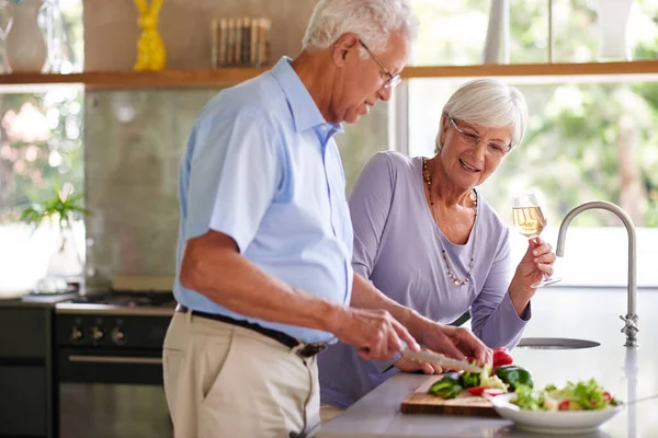 Makan Dan Tertawa Pasangan Senior Menyiapkan Makanan Dapur Mereka — Stok Foto