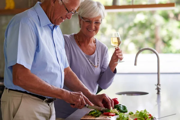 Těšíme Těch Chvil Starší Pár Připravující Jídlo Své Kuchyni — Stock fotografie