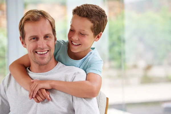 Zawsze Się Razem Śmiejemy Portret Chłopca Przytulającego Ojca — Zdjęcie stockowe