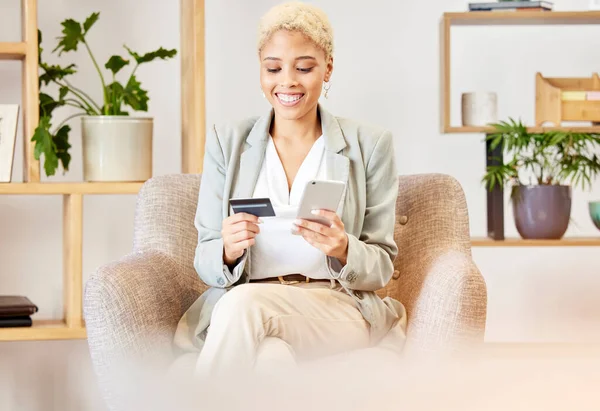 Happy Telefon Kadınlarının Online Alışveriş Ödemeleri Için Kredi Kartı Evdeki — Stok fotoğraf