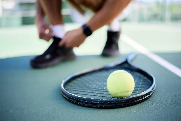Μπάλα Τένις Ρακέτα Και Ανδρική Γραβάτα Παπούτσια Στο Γήπεδο Τένις — Φωτογραφία Αρχείου