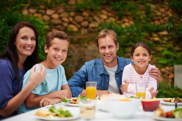 식습관을 뜰에서 식사를 즐기고 미소짓는 가족의 — 스톡 사진