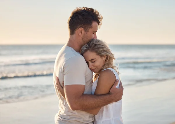 Ραντεβού Αγάπη Και Αγκαλιά Ζευγάρι Στην Παραλία Ευτυχισμένοι Μετά Τον — Φωτογραφία Αρχείου