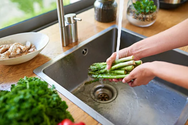 Χρησιμοποιήστε Μόνο Πιο Φρέσκα Υλικά Μια Γυναίκα Πλένει Λαχανικά Νεροχύτη — Φωτογραφία Αρχείου